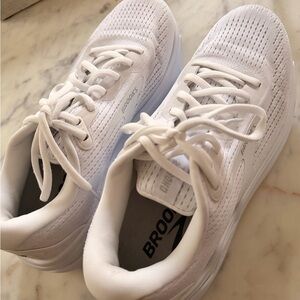 Brooks Ghost Max White Sneakers 9.5